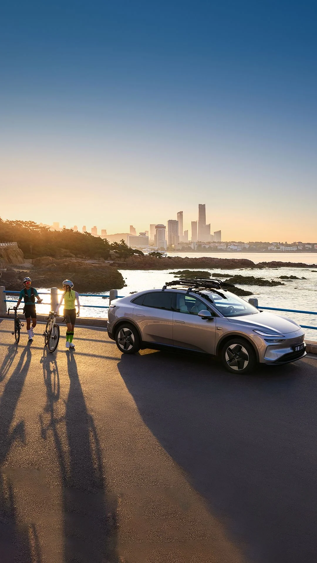 Lifestyle al aire libre con auto y costanera