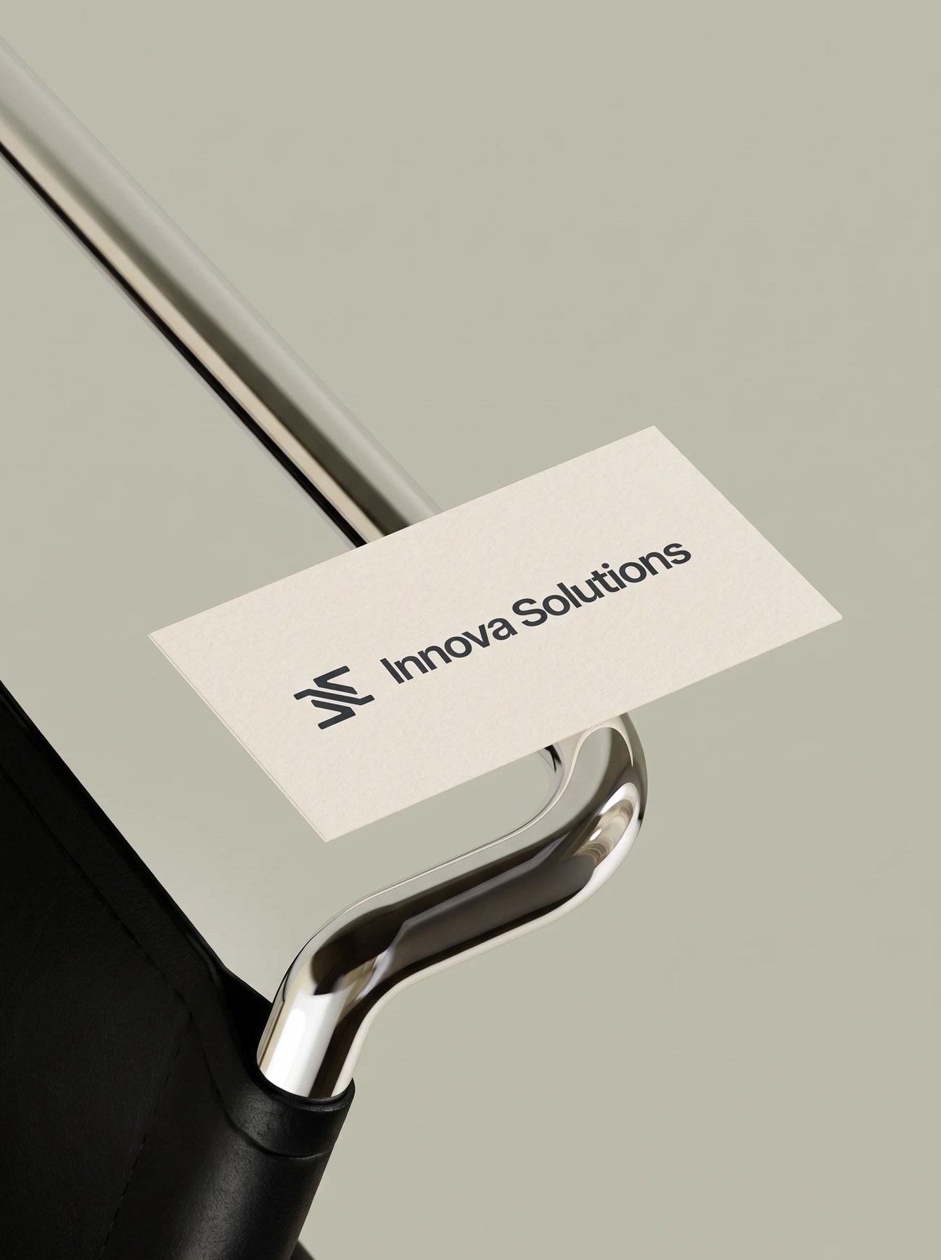 Tarjeta de Innova Solutions sobre metal
